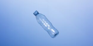 Eine Kunststoffflasche auf einem blauen Hintergrund.