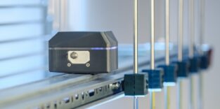 Kleiner grauer Kasten auf einer Metallstange montiert. Hierbei handelt es sich um einen innovativen Laser für die Wasserstoffinfrastruktur.