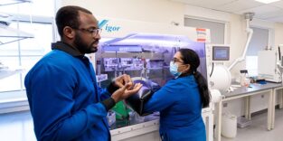 Assistenzprofessor Chibueze Amanchukwu (links) von der UChicago Pritzker School of Molecular Engineering und Erstautorin Priyadarshini Mirmira (rechts) demonstrieren eine neue Technik zur gleichzeitigen Herstellung von anorganischen und Polymerelektrolyten im selben Gefäß.