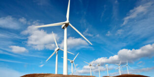 Mehrere Windkraftanlagen auf einem Hügel