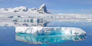 Ein Eisberg im südlichen Ozean der Antarktis