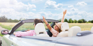 junges Paar fährt Cabrio