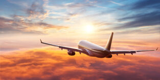 Flugzeug über den Wolken