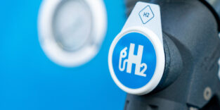 Wasserstoff-Logo an einer Tankstellen-Zapfsäule.