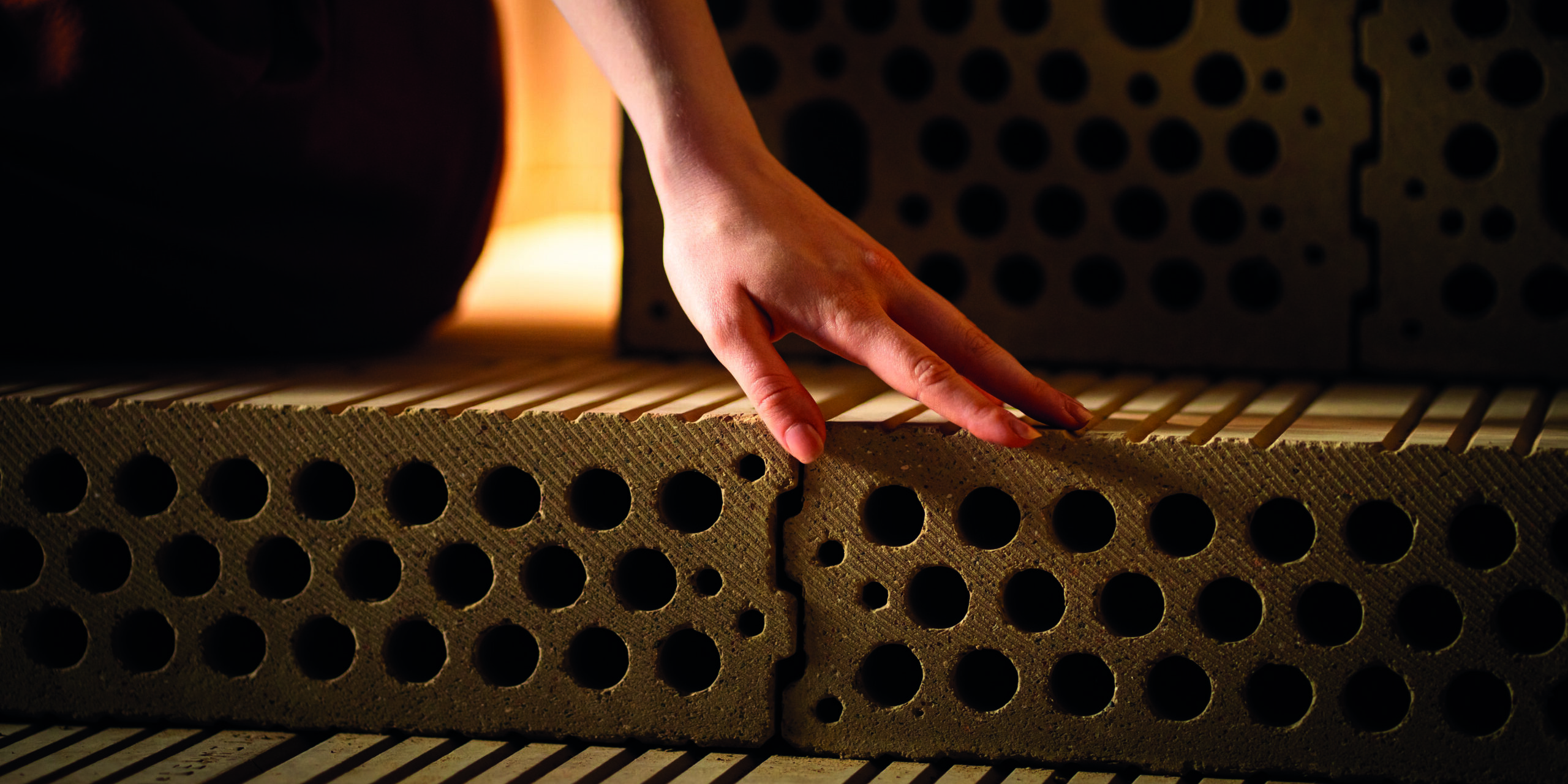 Erstmals tragende Lehmziegel im Dünnbettverfahren zugelassen