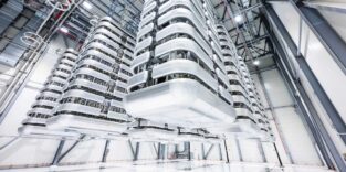 Riesige Wechselrichteranlagen mit Kühlelementen, die so groß wie Kathedralen sind.