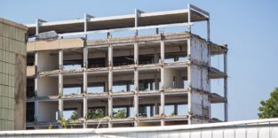 Entkerntes Gebäude, das abgerissen werden soll.