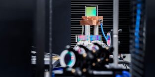 Versuchsaufbau der Fraunhofer-Forschenden: ein neuer Hochleistungslaser, der mehrere Laserstrahlen kombiniert