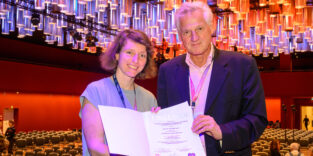 Dr. Sophia Klehs vom Herzzentrum Leipzig bekommt die Förderurkunde von Prof. Dr. Armin Welz von der Deutschen Stiftung für Herzforschung überreicht.