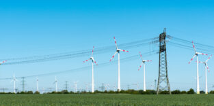 Windkraftanlagen und Strommasten