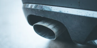 Nahaufnahme eines Auspuffrohrs.