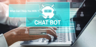 Zwei Hände liegen auf einer Laptop-Tastatur. Darüber ist eine Chat-Bot-Grafik zu sehen.