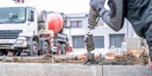 Beton wird in eine Schalung gefüllt