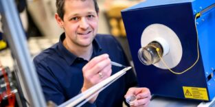 Laborleiter Alexander Opitz beim Einbau einer Sauerstoffionenbatterie-Probe in einen Hochtemperaturmessstand in den Labors