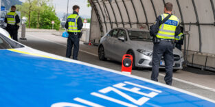Beamte der Bundespolizei kontrollieren am Grenzübergang von Österreich kommende Fahrzeuge bei Kiefersfelden.