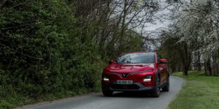 Modell VF6 von VinFast in rot auf einer Straße