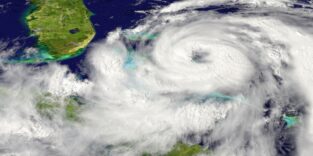 Satellitenbild eines Wibelsturms, der sich fortbewegt.