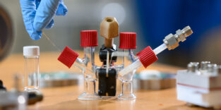 Eine H-Zelle, die mit Elektroden und einer ionendurchlässigen Keramikmembran modifiziert wurde