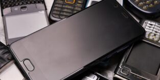 Smartphones und Handys liegen übereinander, weil sie nicht mehr verwendet werden.