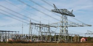 Maerkisch-Wilmersdorf, Brandenburg, Deutschland - Hochspannungsmast vor dem Umspannwerk Thyrow.