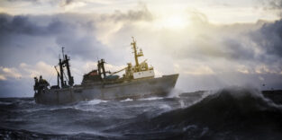 Ein Fischerboot in stürmischer See.