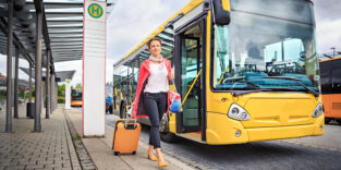 Frau an Bushaltestelle