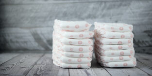 Zwei Stapel unbenutzter Windeln.