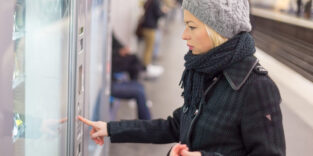 Frau kauft Zugticket