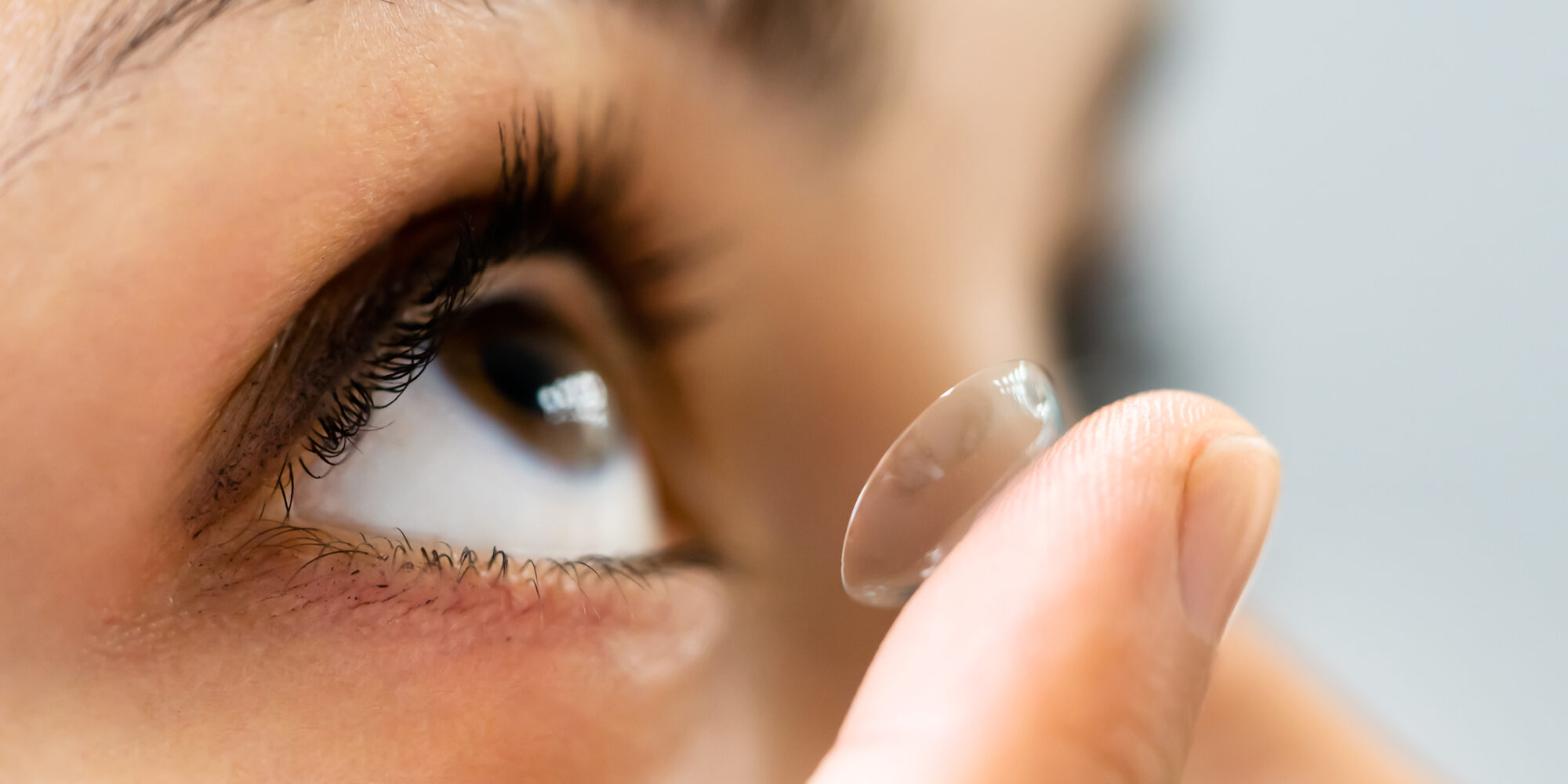 Im Dunkeln mit geschlossenen Augen sehen dank innovativer Kontaktlinse