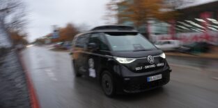 Ein ID.Buzz AD von Volkswagen fährt im Hamburger Stadtverkehr