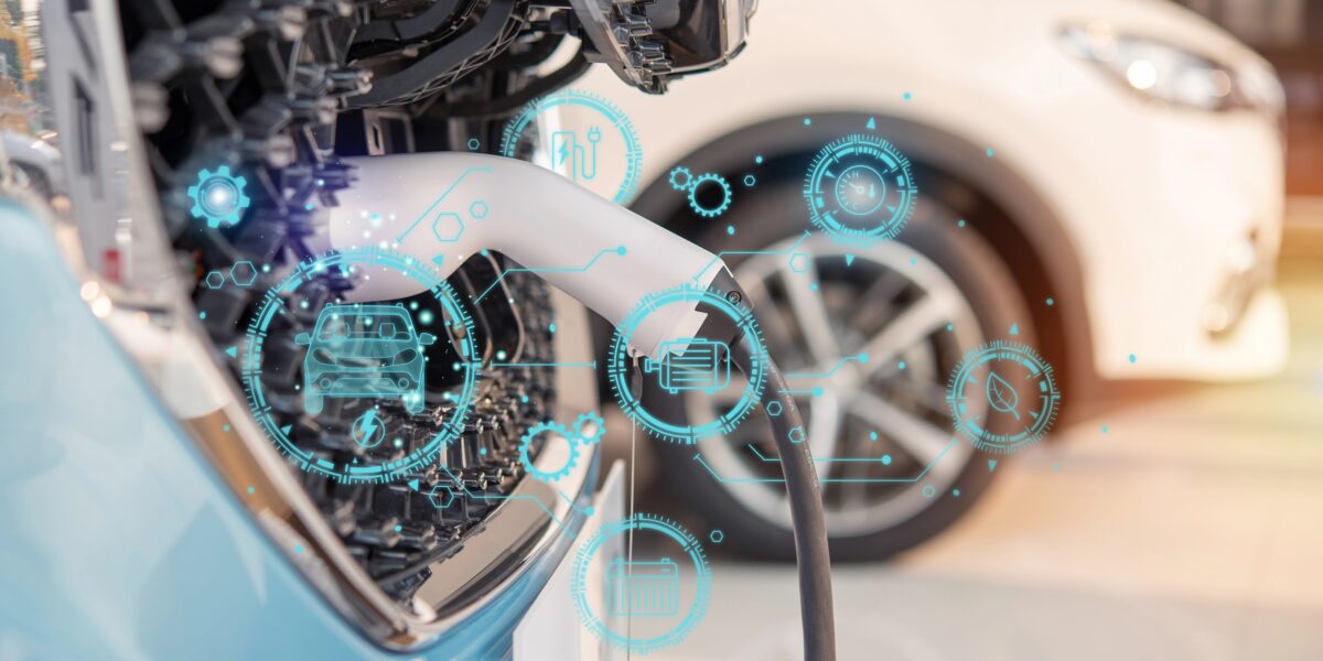 Elektroautos mit doppelter Nutzung der Batterie: tagsüber Laden, abends das Haus mit Energie versorgen oder Netzspitzen abfangen. Foto: Smarterpix/chartphoto7@hotmail.com