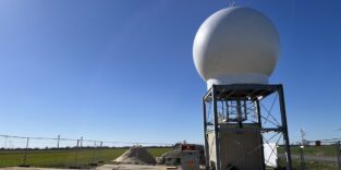 Große Kugel auf Gestell, bei dem es sich um das neue Wind-Messsystem handelt.