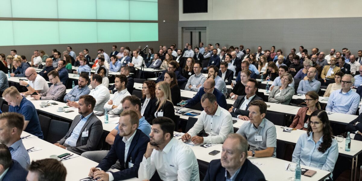 Der "Zukunftskongress Logistik – Dortmunder Gespräche" ist der Kongress für neueste Entwicklungen aus Gesellschaft, Forschung und Industrie rund um die Logistik. Unter dem Motto "Mit KI-basierter Logistik die Einfachheit zurückerobern" informieren und diskutieren Expertinnen und Experten aus Wirtschaft und Wissenschaft in diesem Jahr wieder zukunftsweisende Ideen und erfolgreiche Umsetzungen in der Praxis. Am 9. und 10. September 2025 findet der Kongress zum 43. Mal in Dortmund statt. Foto: Fraunhofer IML