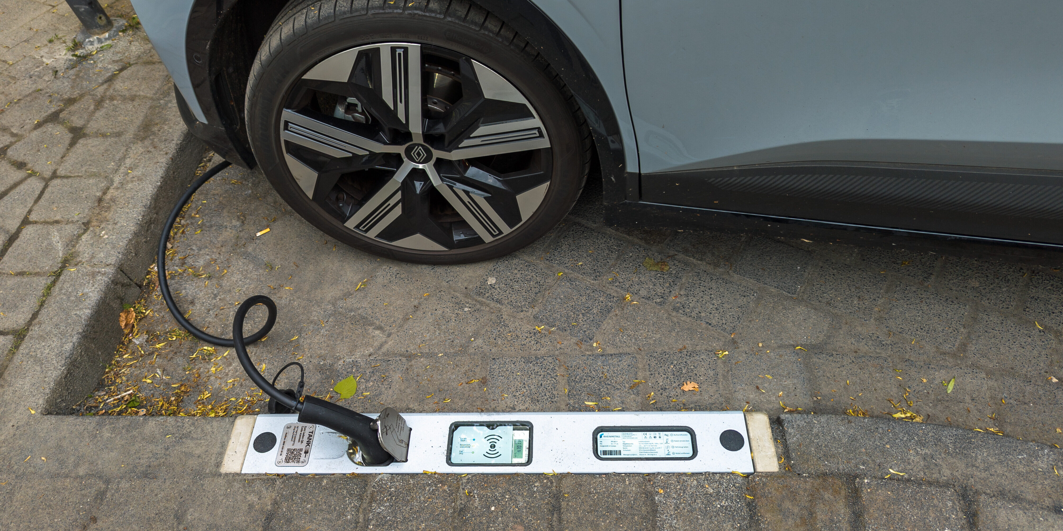 Der Stecker im Gehweg: Alltagscheck für den Ladebordstein