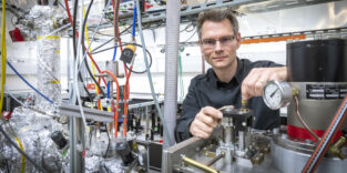 Markus Koch im Femtosekunden-Laser-Labor am Institut für Experimentalphysik der TU Graz
