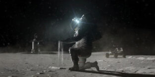 Astronaut kniet auf Mond