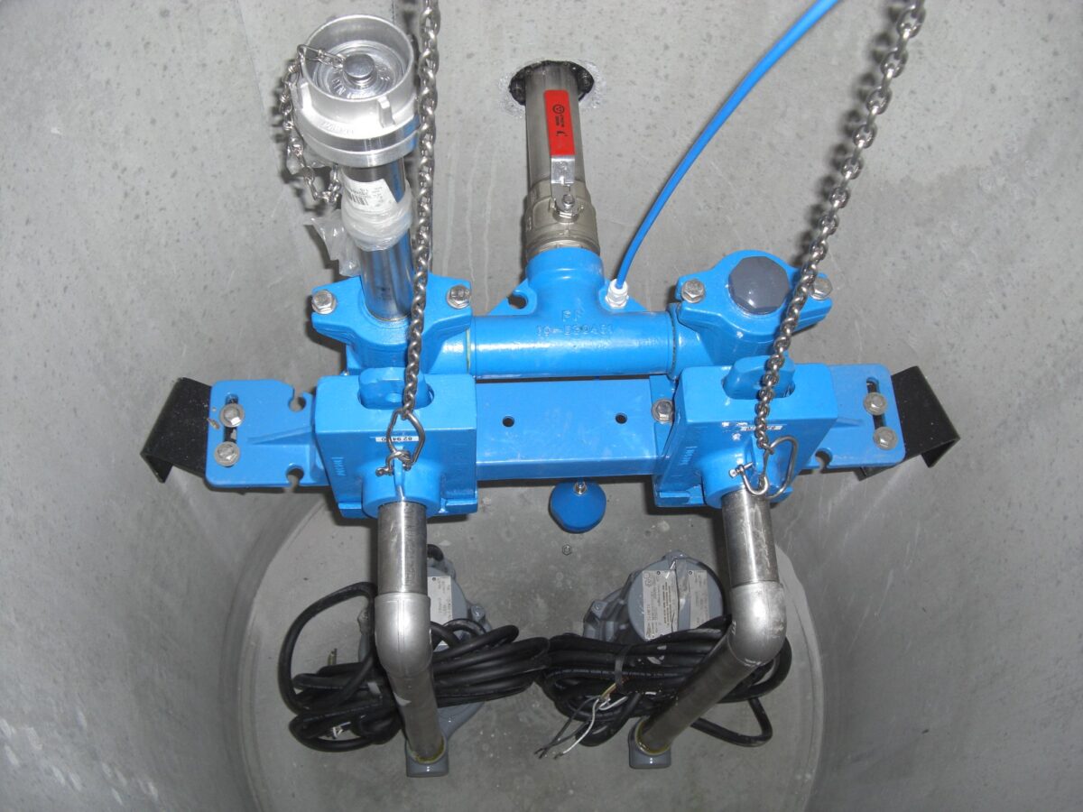 Kompaktes Design: Pumpstationen aus Donauerschingen erreichen werksseitig komplett ausgerüstet den Bestimmungsort. Hier ein Beispiel mit drei unterschiedlichen Pumpen - eine vom Typ "LevaPol Xylem", eine vom Typ "LevaPur Xylem" und eine vom Typ "Lowara". Foto: Mall