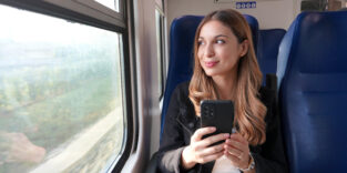 Frau mit Handy im Zug