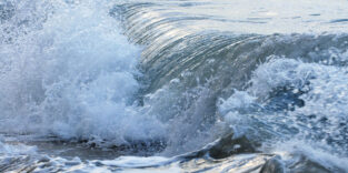 Ein brechende Welle in Großaufnahme.