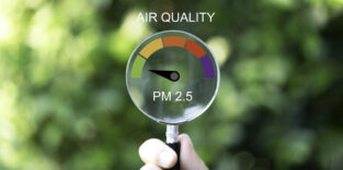 Eine Lupe mit einer bunten Skala.