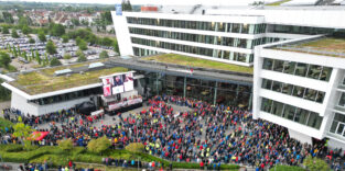 Mitarbeiter der ZF Friedrichshafen demonstrieren vor dem Forum des Automobilzulieferer-Konzerns