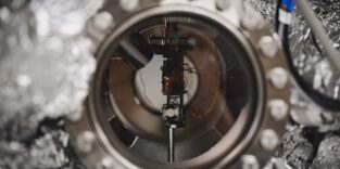 Blick in die Vakuumkammer mit Mondgestein, welches für aktuelle Tests verwendet wurde.