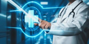 Mensch im weißen Arztkittel zeigt mit seiner Hand auf ein virtuelles Kreuz, das als Symbol für eine medizinische Einrichtung steht.