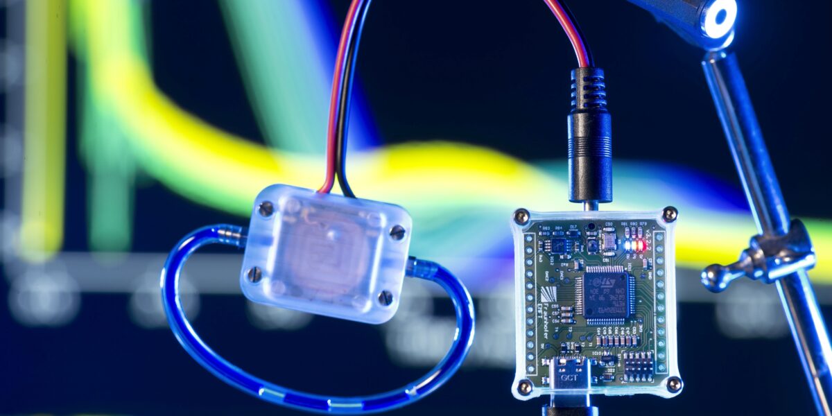 Eine Mikropumpe, die durch das Self-Sensing des Fraunhofer EMFT in der Lage ist, Blasen in der Pumpkammer zu erkennen. Foto: Fraunhofer EMFT/Bernd Müller 
