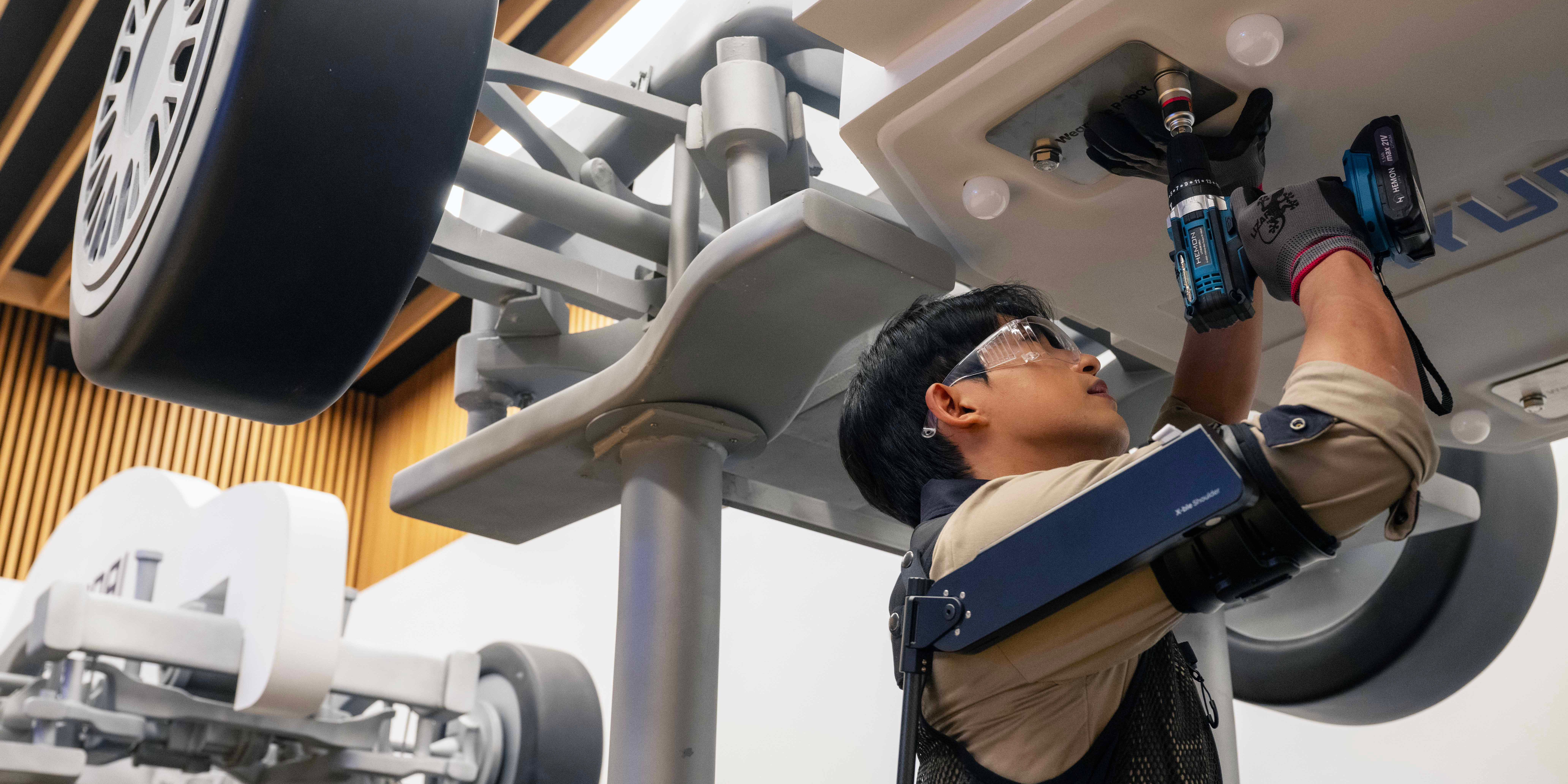 X-ble Shoulder: Wearable-Roboter hilft beim Schrauben über Kopf