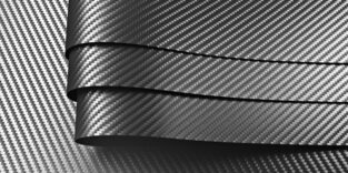 Drei Lagen Carbonfaser in Großaufnahme.