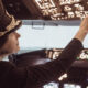 Pilotin im Cockpit