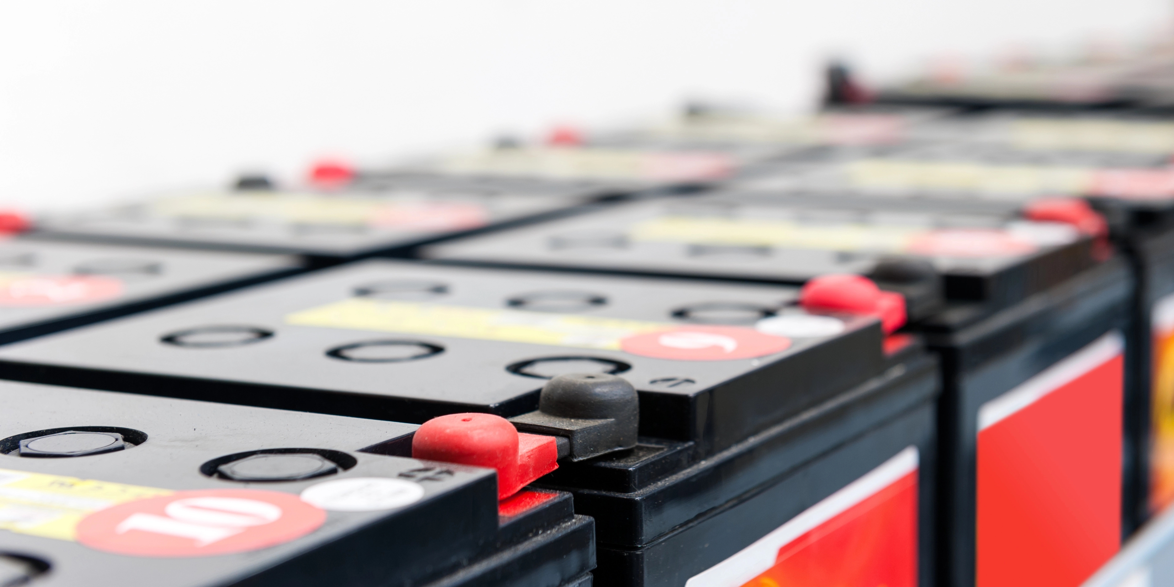 KI in der Batterieforschung: Multiagentensystem beschleunigt Entwicklung neuer Elektrolytmaterialien