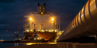 LNG-Tanker liefert tiefgekühltes Flüssigerdgas