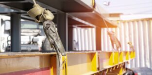 Ratchet Strap for fastening products to prevent falling on the truck with transportation work